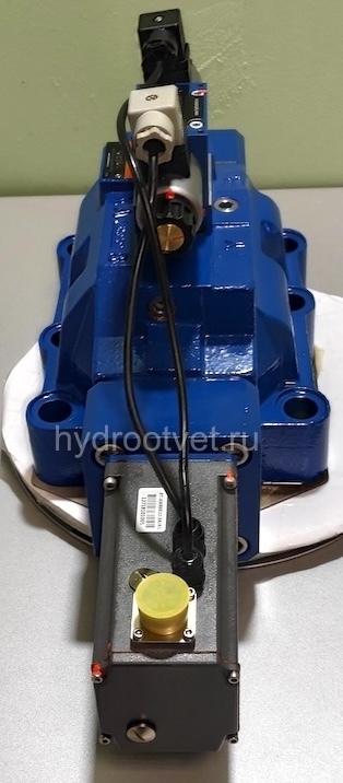 4WRKE32E600L-3X/6EG24K31/A1D3M - Пропорциональный распределитель с обратной связью по положению золотника и со встроенным усилителем (OBE), Ду32, A1 = ±10 В, номинальный расход 600 л/мин, схема E, каналы управления X и Y - внешние