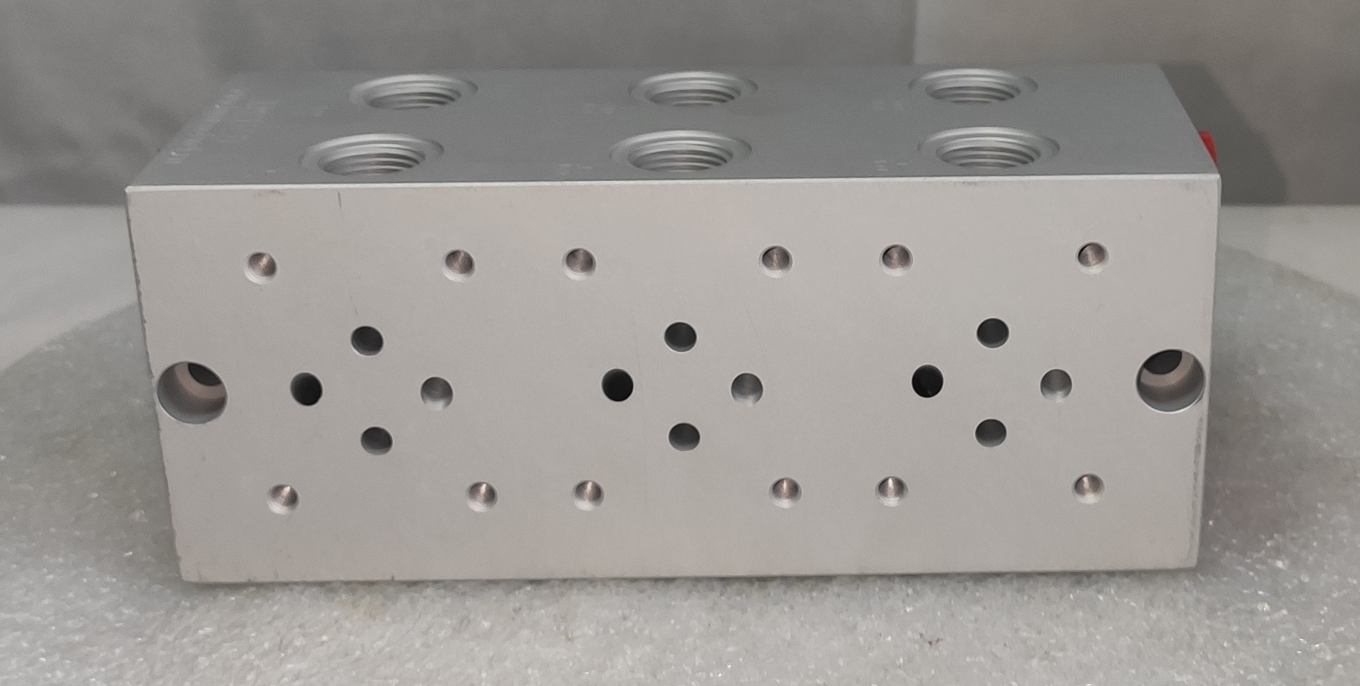 EM213/3Y - Треххместная присоединительная плита для гидравлических распределителей и клапанов NG6 (аналог DR06/30)