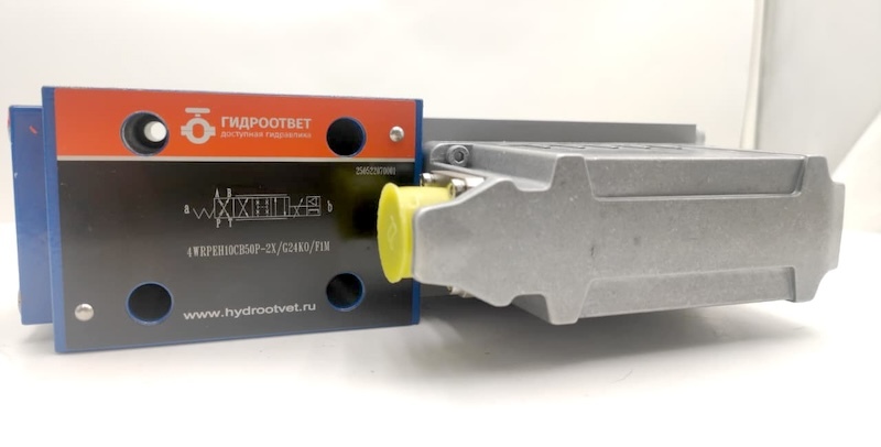 4WRPEH10CB50P-2X/G24K0/F1M - Сервораспределитель Ду10 с обратной связью по положению золотника и встроенным усилителем (OBE), номинальный расход 50 л/мин, характеристика P - прогрессивная, схема C, сигнал управления F1 = 4...20 mA