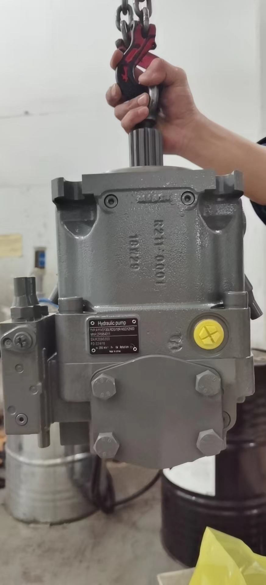 A11VO75LRH2/10R-NPD12N00 - Насос аксиально-поршневой нереверсивный регулируемый с наклонной шайбой для незамкнутой гидросистемы, рабочий объем 75 см3, LRH2 = регулятор мощность с ограничением хода, позитивное управлением ΔP = 25 бар, номинальное давление 