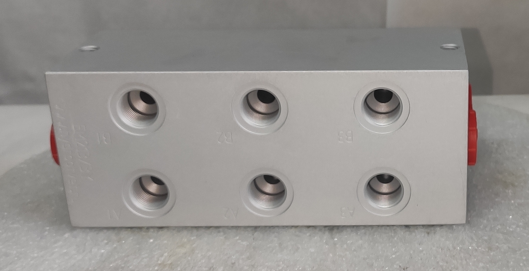 EM213/3Y - Треххместная присоединительная плита для гидравлических распределителей и клапанов NG6 (аналог DR06/30)