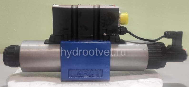 4WREE10E1-50-2X/G24K31/A1V - Пропорциональный распределитель с обратной связью по положению золотника со встроенным усилителем Ду10, A1 = ±10 В, номинальный расход 50 л/мин, схема E1-