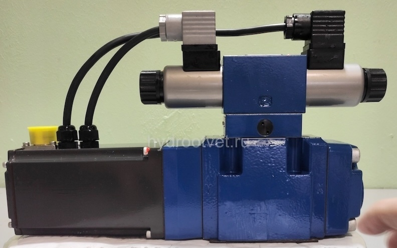 4WRKE10E100L-3X/6EG24ETK31/A1D3M - Пропорциональный распределитель с обратной связью по положению золотника и со встроенным усилителем (OBE), Ду10, A1 = ±10 В, номинальный расход 100 л/мин, схема E, каналы управления ET = X и Y - внутренние