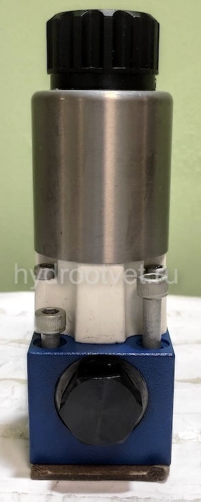 M-3SEW6U3X/420MG24N9K4 - Гидрораспределитель седельного типа Ду 6 с электроуправлением на 420 бар, схема U