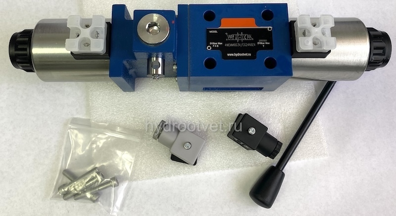 4WEMM10MA3X/CG24N9Z4 - Гидрораспределитель золотниковый Ду10 с электрическим и ручным управлением от рычага, схема M (24), электроуправление G24, возврат - пружинный