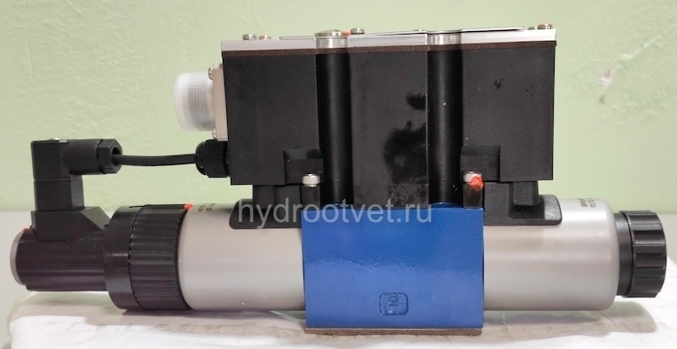 4WREE6W1-32-2X/G24K31/A1V - Пропорциональный распределитель с обратной связью по положению золотника со встроенным усилителем Ду6, A1 = ±10 В, номинальный расход 32 л/мин, схема W1-