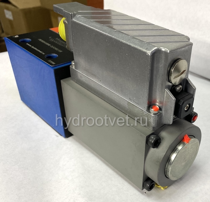 4WRPEH10C4B100L-2X/G24K0/F1M - Сервораспределитель Ду10 с обратной связью по положению золотника и встроенным усилителем (OBE), номинальный расход 100 л/мин, характеристика L - линейная, схема C4, сигнал управления F1 = 4...20 mA