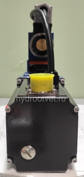 4WRKE10E100L-3X/6EG24ETK31/A1D3M - Пропорциональный распределитель с обратной связью по положению золотника и со встроенным усилителем (OBE), Ду10, A1 = ±10 В, номинальный расход 100 л/мин, схема E, каналы управления ET = X и Y - внутренние