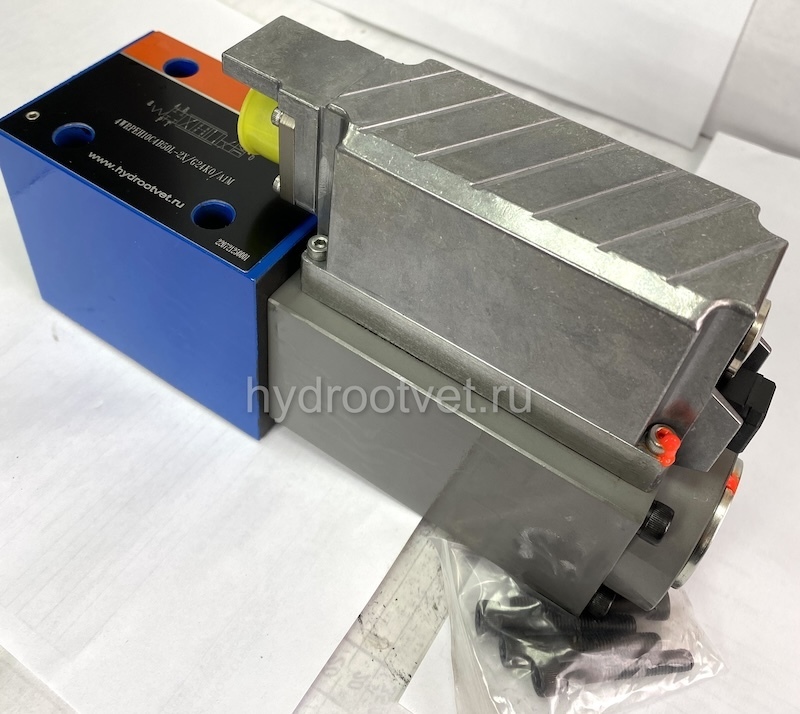 4WRPEH10C4B50L-2X/G24K0/F1M - Сервораспределитель Ду10 с обратной связью по положению золотника и встроенным усилителем (OBE), номинальный расход 50 л/мин, характеристика L - линейная, схема C4, сигнал управления F1 = 4...20 mA