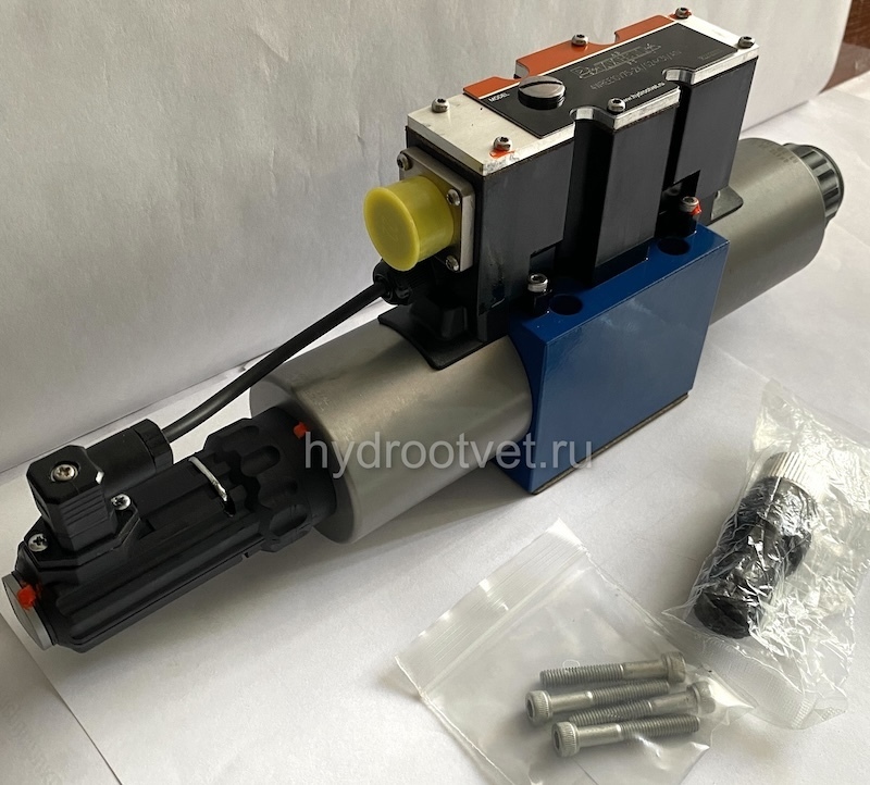 4WREE10V75-2X/G24K31/A1V - Пропорциональный распределитель с обратной связью по положению золотника со встроенным усилителем Ду10, A1 = ±10 В, номинальный расход 75 л/мин, схема V