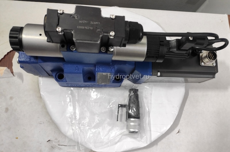 4WRTE16V200L-4X/6EG24K31/A1M - Пропорциональный быстродействующий распределитель с обратной связью по положению золотника и со встроенным усилителем (OBE), Ду16, A1 = ±10 В, номинальный расход 200 л/мин, схема V, каналы управления X и Y = внешние