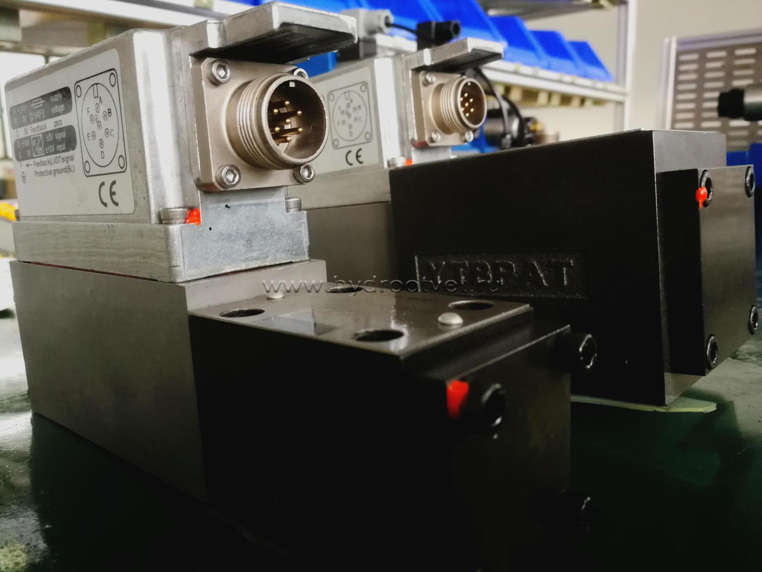 4WRPEH10C1B100L-2X/G24K0/F1M - Сервораспределитель Ду10 с обратной связью по положению золотника и встроенным усилителем (OBE), номинальный расход 100 л/мин, характеристика L - линейная, схема C1, сигнал управления F1 = 4...20 mA