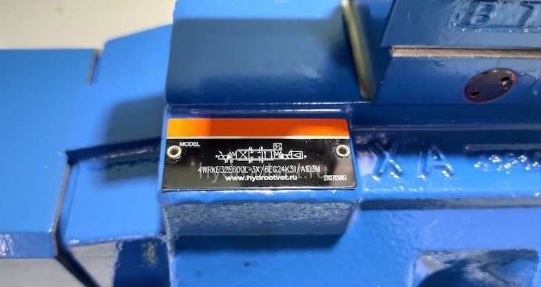 4WRKE32E600L-3X/6EG24K31/A1D3M - Пропорциональный распределитель с обратной связью по положению золотника и со встроенным усилителем (OBE), Ду32, A1 = ±10 В, номинальный расход 600 л/мин, схема E, каналы управления X и Y - внешние