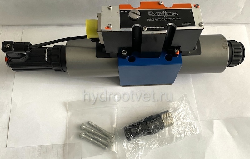 4WREE10W50-2X/G24K31/A1V - Пропорциональный распределитель с обратной связью по положению золотника со встроенным усилителем Ду10, A1 = ±10 В, номинальный расход 50 л/мин, схема W