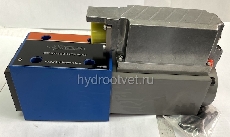 4WRPEH10C5B100P-2X/G24K0/A1M - Сервораспределитель Ду10 с обратной связью по положению золотника и встроенным усилителем (OBE), номинальный расход 100 л/мин, характеристика P - прогрессивная, схема C5, сигнал управления A1 = ±10 V