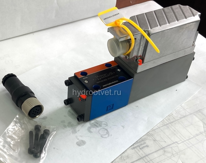 4WRPEH6CB04L-2X/G24K0/A1M - Сервораспределитель Ду6 с обратной связью по положению золотника и встроенным усилителем (OBE), номинальный расход 4 л/мин, характеристика L - линейная, схема C, сигнал управления A1 = ±10 V