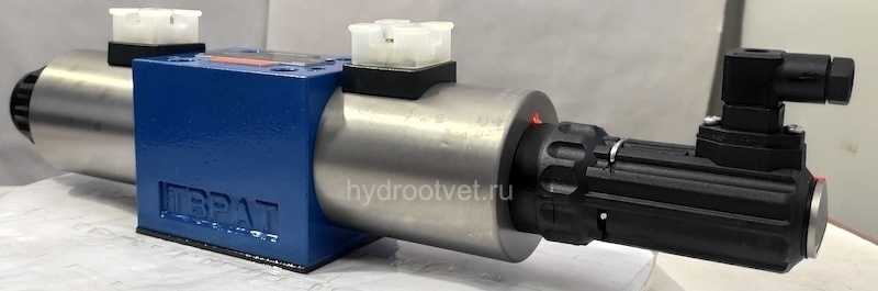 4WRE10V25-2X/G24K4/V - Пропорциональный распределитель с обратной связью по положению золотника без встроенной электроники Ду10, номинальный расход 25 л/мин, схема V