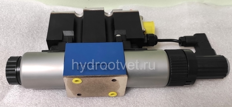 4WREE6V32-2X/G24K31/A1V - Пропорциональный распределитель с обратной связью по положению золотника со встроенным усилителем Ду6, A1 = ±10 В, номинальный расход 32 л/мин, схема V