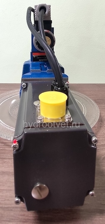 4WRKE16E200L-3X/6EG24K31/A1D3M - Пропорциональный распределитель с обратной связью по положению золотника и со встроенным усилителем (OBE), Ду16, A1 = ±10 В, номинальный расход 200 л/мин, схема E, каналы управления X и Y - внешние