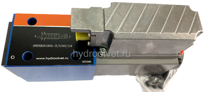 4WRPEH10C5B50L-2X/G24K0/A1M - Сервораспределитель Ду10 с обратной связью по положению золотника и встроенным усилителем (OBE), номинальный расход 50 л/мин, характеристика L - линейная, схема C5, сигнал управления A1 = ±10 V