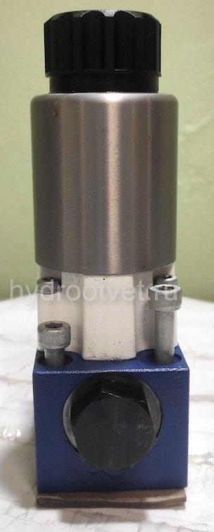 M-3SEW6C3X/630MG24N9K4 - Гидрораспределитель седельного типа Ду 6 с электроуправлением на 630 бар, схема C