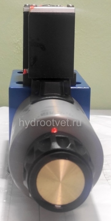 4WREE10E1-50-2X/G24K31/A1V - Пропорциональный распределитель с обратной связью по положению золотника со встроенным усилителем Ду10, A1 = ±10 В, номинальный расход 50 л/мин, схема E1-