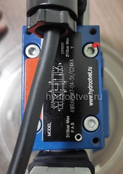 4WRKE16E1-200L-3X/6EG24K31/A1D3M - Пропорциональный распределитель с обратной связью по положению золотника и со встроенным усилителем (OBE), Ду16, A1 = ±10 В, номинальный расход 200 л/мин, схема E1-, каналы управления X и Y - внешние
