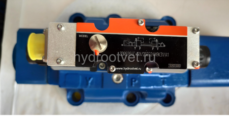 4WRZE32E360-7X/6EG24K31/A1M - Пропорциональный распределитель Ду32 со встроенным усилителем (OBE), номинальный расход 360 л/мин, схема E, каналы управления X и Y - внешние, сигнал управления ± 10 В
