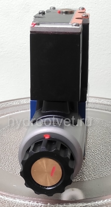 4WRAE6W30-2X/G24K31/A1V - Пропорциональный распределитель со встроенной электроникой Ду6, A1 = ±10 В, номинальный расход 30 л/мин, схема W