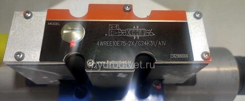 4WREE10E75-2X/G24K31/A1V - Пропорциональный распределитель с обратной связью по положению золотника со встроенным усилителем Ду10, A1 = ±10 В, номинальный расход 75 л/мин, схема E