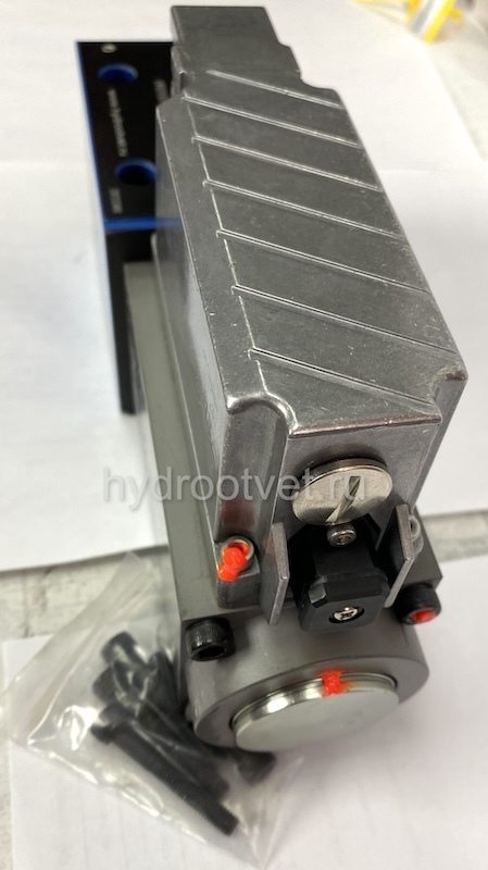 4WRPEH10C1B100L-2X/G24K0/A1M - Сервораспределитель Ду10 с обратной связью по положению золотника и встроенным усилителем (OBE), номинальный расход 100 л/мин, характеристика L - линейная, схема C1, сигнал управления A1 = ±10 V