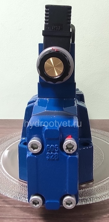 4WRKE16W6-200L-3X/6EG24K31/A1D3M - Пропорциональный распределитель с обратной связью по положению золотника и со встроенным усилителем (OBE), Ду16, A1 = ±10 В, номинальный расход 200 л/мин, схема W6-, каналы управления X и Y - внешние