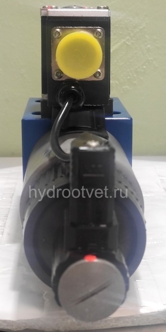 4WREE10E25-2X/G24K31/A1V - Пропорциональный распределитель с обратной связью по положению золотника со встроенным усилителем Ду10, A1 = ±10 В, номинальный расход 25 л/мин, схема E