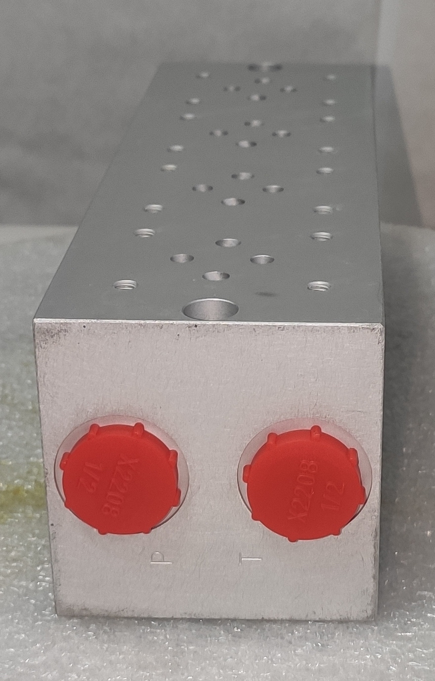 EM213/4Y - Четырехместная присоединительная плита для гидравлических распределителей и клапанов NG6 (аналог DR06/40)