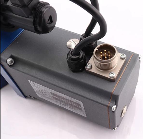 4WRTE25V350L-4X/6EG24ETK31/A1M - Пропорциональный быстродействующий распределитель с обратной связью по положению золотника и со встроенным усилителем (OBE), Ду25, A1 = ±10 В, номинальный расход 350 л/мин, схема V, каналы управления ET = X и Y - внутренни