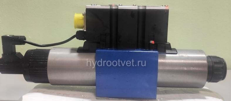 4WREE10E1-50-2X/G24K31/A1V - Пропорциональный распределитель с обратной связью по положению золотника со встроенным усилителем Ду10, A1 = ±10 В, номинальный расход 50 л/мин, схема E1-
